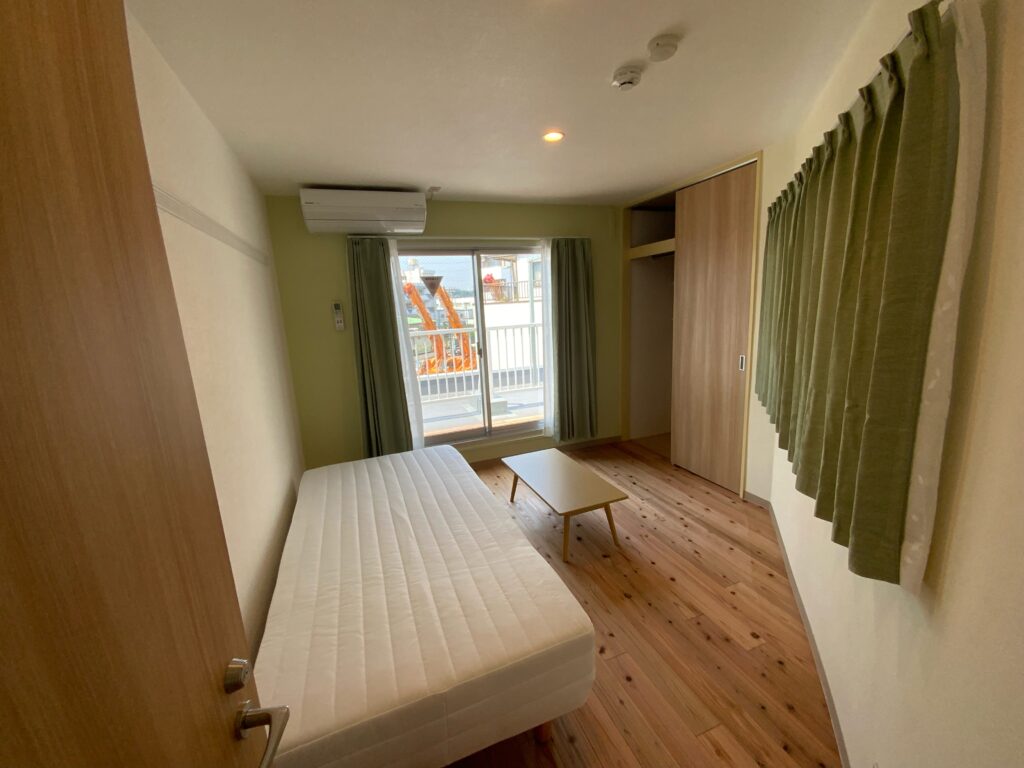 個室は木を使ってホッとする内装に仕上げている。この部屋に暮らして「心身が初めて休まった」という感想を漏らす女性も。